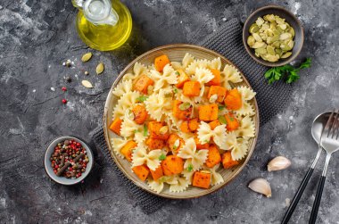 Kavrulmuş balkabaklı makarna, Kabaklı Farfalle Makarnası Karanlık Kırsal Arkaplanda bir Tabakta