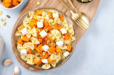 Kavrulmuş balkabaklı makarna, Kabaklı Farfalle Makarnası ve Parlak Arkaplanda Feta Peyniri