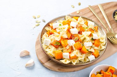 Kavrulmuş balkabaklı makarna, Kabaklı Farfalle Makarnası ve Parlak Arkaplanda Feta Peyniri