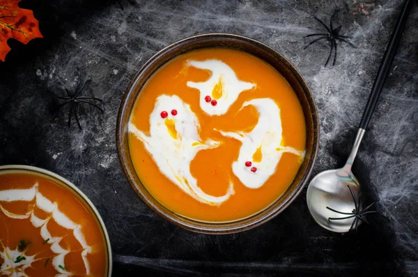 Soupe Citrouille Soupe Crème Halloween Sur Fond Décoré Cobweb Foncé — Photo