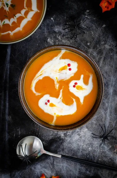 Soupe Citrouille Soupe Crème Halloween Sur Fond Décoré Cobweb Foncé — Photo