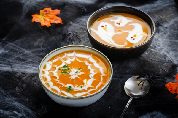 Sopa Calabaza Sopa Crema Halloween Sobre Fondo Decorado Con Telaraña —  Fotos de Stock