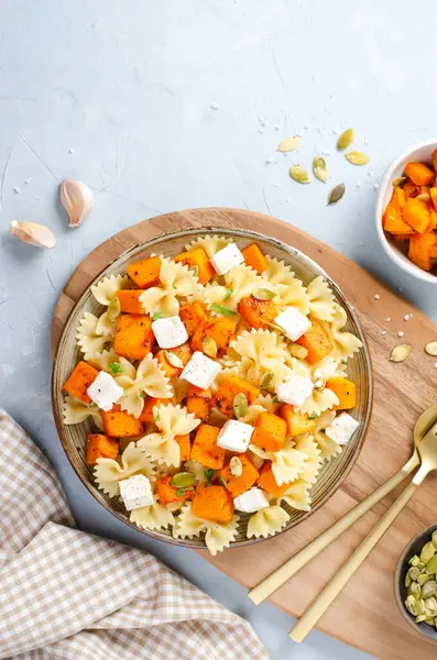 Kavrulmuş balkabaklı makarna, Kabaklı Farfalle Makarnası ve Parlak Arkaplanda Feta Peyniri