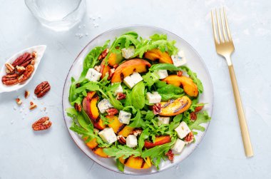 Mavi Peynirli ızgara Şeftali Salatası, Pekan ve Arugula Parlak Arkaplanda