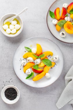 Izgara Şeftali Salatası ve Mozzarella İncileri Parlak Arkaplanda