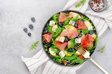 Armut, Arugula, Jamon, Mavi Peynir ve Yabanmersinli Salata, Parlak Arkaplanda Lezzetli Taze Salata Aperatifi