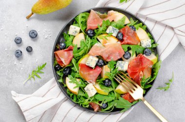 Armut, Arugula, Jamon, Mavi Peynir ve Yabanmersinli Salata, Parlak Arkaplanda Lezzetli Taze Salata Aperatifi