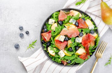 Armut, Arugula, Jamon, Mavi Peynir ve Yabanmersinli Salata, Parlak Arkaplanda Lezzetli Taze Salata Aperatifi