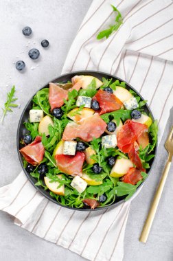 Armut, Arugula, Jamon, Mavi Peynir ve Yabanmersinli Salata, Parlak Arkaplanda Lezzetli Taze Salata Aperatifi