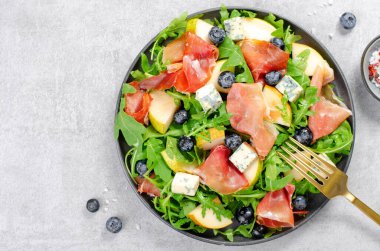 Armut, Arugula, Jamon, Mavi Peynir ve Yabanmersinli Salata, Parlak Arkaplanda Lezzetli Taze Salata Aperatifi