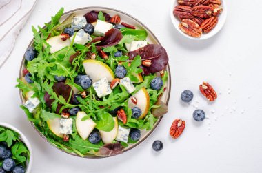 Armut, Arugula, Mavi Peynir, Fındık ve Yabanmersinli Salata, Parlak Arkaplanda Lezzetli Taze Salata