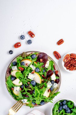 Armut, Arugula, Mavi Peynir, Fındık ve Yabanmersinli Salata, Parlak Arkaplanda Lezzetli Taze Salata