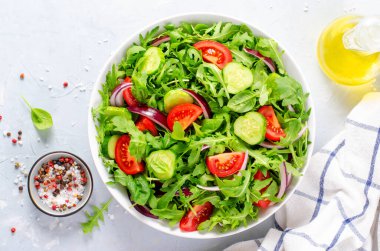 Domatesli sağlıklı sebze salatası, Arugula, salatalık ve soğan, Vegan, Diyet Menüsü, Parlak Arkaplan