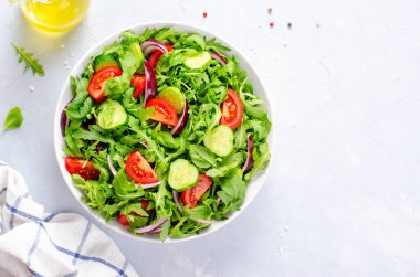 Domatesli sağlıklı sebze salatası, Arugula, salatalık ve soğan, Vegan, Diyet Menüsü, Parlak Arkaplan