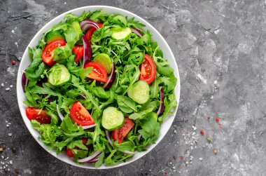 Domatesli sağlıklı sebze salatası, Arugula, salatalık ve soğan, Vegan, Diyet Menüsü, Parlak Arkaplan