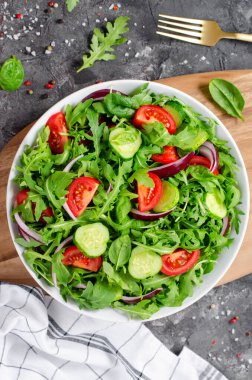 Domatesli sağlıklı sebze salatası, Arugula, salatalık ve soğan, Vegan, Diyet Menüsü, Parlak Arkaplan