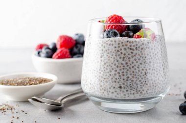 Parlak Arkaplanda Taze Böğürtlenli Sağlıklı Chia Pudingi