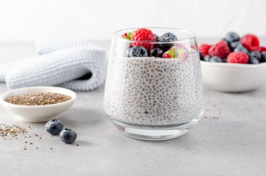 Parlak Arkaplanda Taze Böğürtlenli Sağlıklı Chia Pudingi