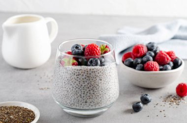 Parlak Arkaplanda Taze Böğürtlenli Sağlıklı Chia Pudingi