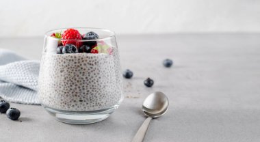 Parlak Arkaplanda Taze Böğürtlenli Sağlıklı Chia Pudingi