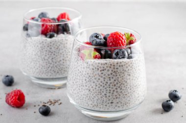 Parlak Arkaplanda Taze Böğürtlenli Sağlıklı Chia Pudingi