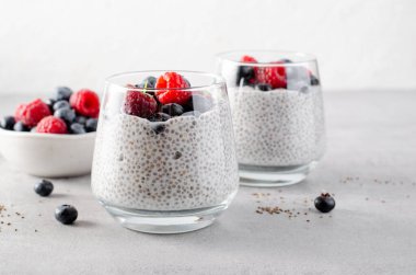 Parlak Arkaplanda Taze Böğürtlenli Sağlıklı Chia Pudingi