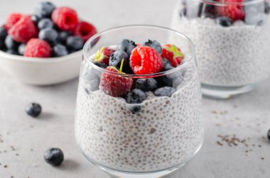 Parlak Arkaplanda Taze Böğürtlenli Sağlıklı Chia Pudingi