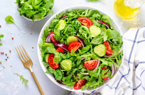Domatesli sağlıklı sebze salatası, Arugula, salatalık ve soğan, Vegan, Diyet Menüsü, Parlak Arkaplan