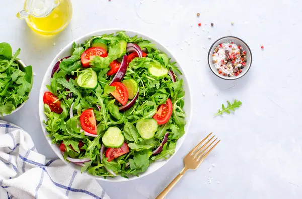 Domatesli sağlıklı sebze salatası, Arugula, salatalık ve soğan, Vegan, Diyet Menüsü, Parlak Arkaplan