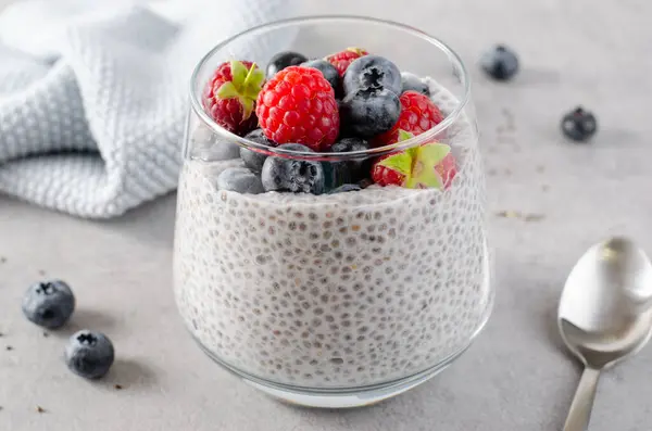 Healthy Chia Pudding Glass Fresh Berries Bright Background — Stock Photo, Image