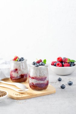 Sağlıklı Chia Pudingi Ahududu reçeli ve Parlak Arkaplanda Taze Böğürtlenli