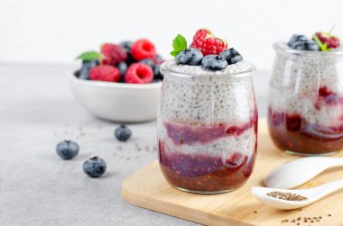 Sağlıklı Chia Pudingi Ahududu reçeli ve Parlak Arkaplanda Taze Böğürtlenli