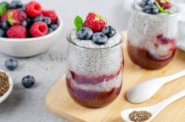 Sağlıklı Chia Pudingi Ahududu reçeli ve Parlak Arkaplanda Taze Böğürtlenli