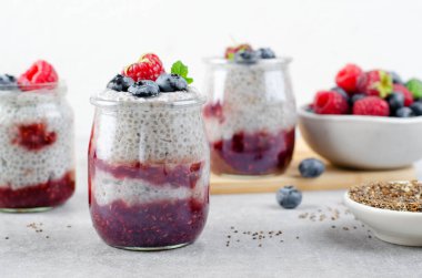Sağlıklı Chia Pudingi Ahududu reçeli ve Parlak Arkaplanda Taze Böğürtlenli