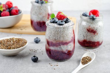 Sağlıklı Chia Pudingi Ahududu reçeli ve Parlak Arkaplanda Taze Böğürtlenli