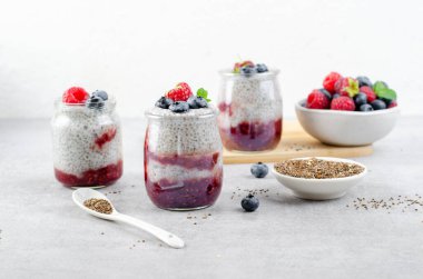 Sağlıklı Chia Pudingi Ahududu reçeli ve Parlak Arkaplanda Taze Böğürtlenli