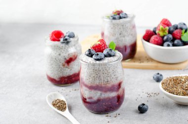 Sağlıklı Chia Pudingi Ahududu reçeli ve Parlak Arkaplanda Taze Böğürtlenli
