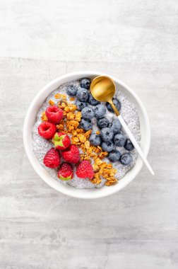 Sağlıklı Chia Pudding Kasesi Granola ve Parlak Arkaplanda Taze Meyveler