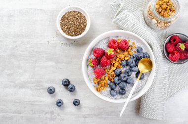 Sağlıklı Chia Pudding Kasesi Granola ve Parlak Arkaplanda Taze Meyveler