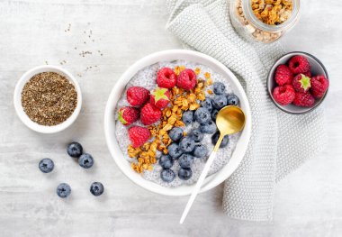 Sağlıklı Chia Pudding Kasesi Granola ve Parlak Arkaplanda Taze Meyveler