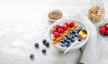Sağlıklı Chia Pudding Kasesi Granola ve Parlak Arkaplanda Taze Meyveler