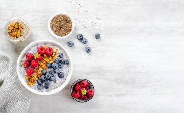 Sağlıklı Chia Pudding Kasesi Granola ve Parlak Arkaplanda Taze Meyveler
