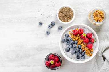 Sağlıklı Chia Pudding Kasesi Granola ve Parlak Arkaplanda Taze Meyveler