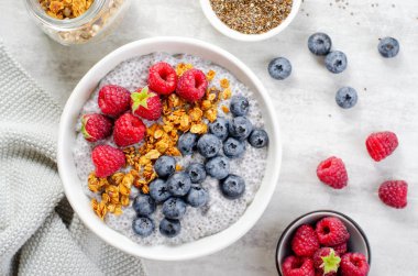 Sağlıklı Chia Pudding Kasesi Granola ve Parlak Arkaplanda Taze Meyveler