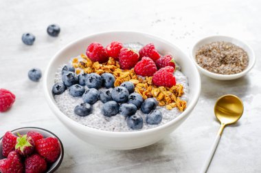 Sağlıklı Chia Pudding Kasesi Granola ve Parlak Arkaplanda Taze Meyveler