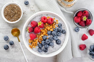 Sağlıklı Chia Pudding Kasesi Granola ve Parlak Arkaplanda Taze Meyveler