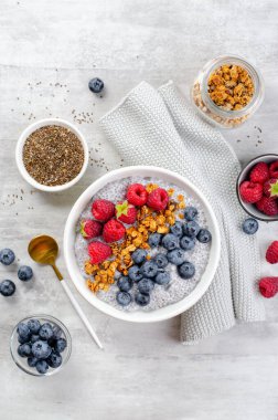 Sağlıklı Chia Pudding Kasesi Granola ve Parlak Arkaplanda Taze Meyveler