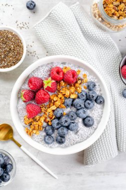 Sağlıklı Chia Pudding Kasesi Granola ve Parlak Arkaplanda Taze Meyveler