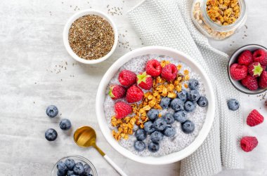 Sağlıklı Chia Pudding Kasesi Granola ve Parlak Arkaplanda Taze Meyveler