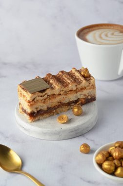 Karamel ve Fındıklı Kek, Parlak Arkaplanda Dacquoise Pastası, Lezzetli Tatlı